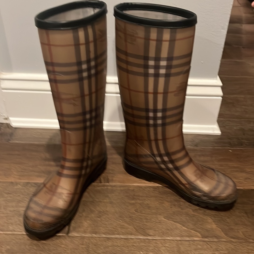 Adorable Burberry Rainboots - Picture 3 of 4